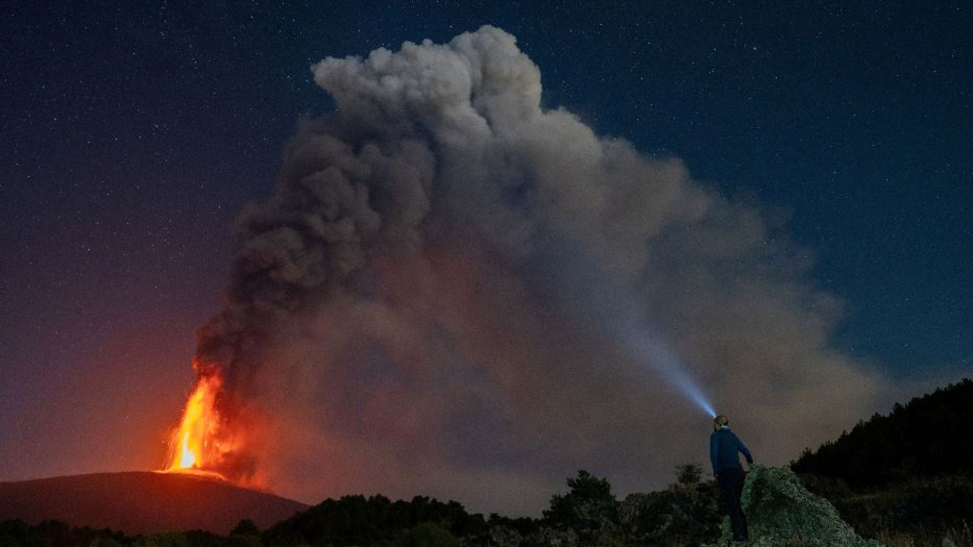 Immagine di Nuova allerta per l'Etna: sospesi i voli, piove cenere su Catania