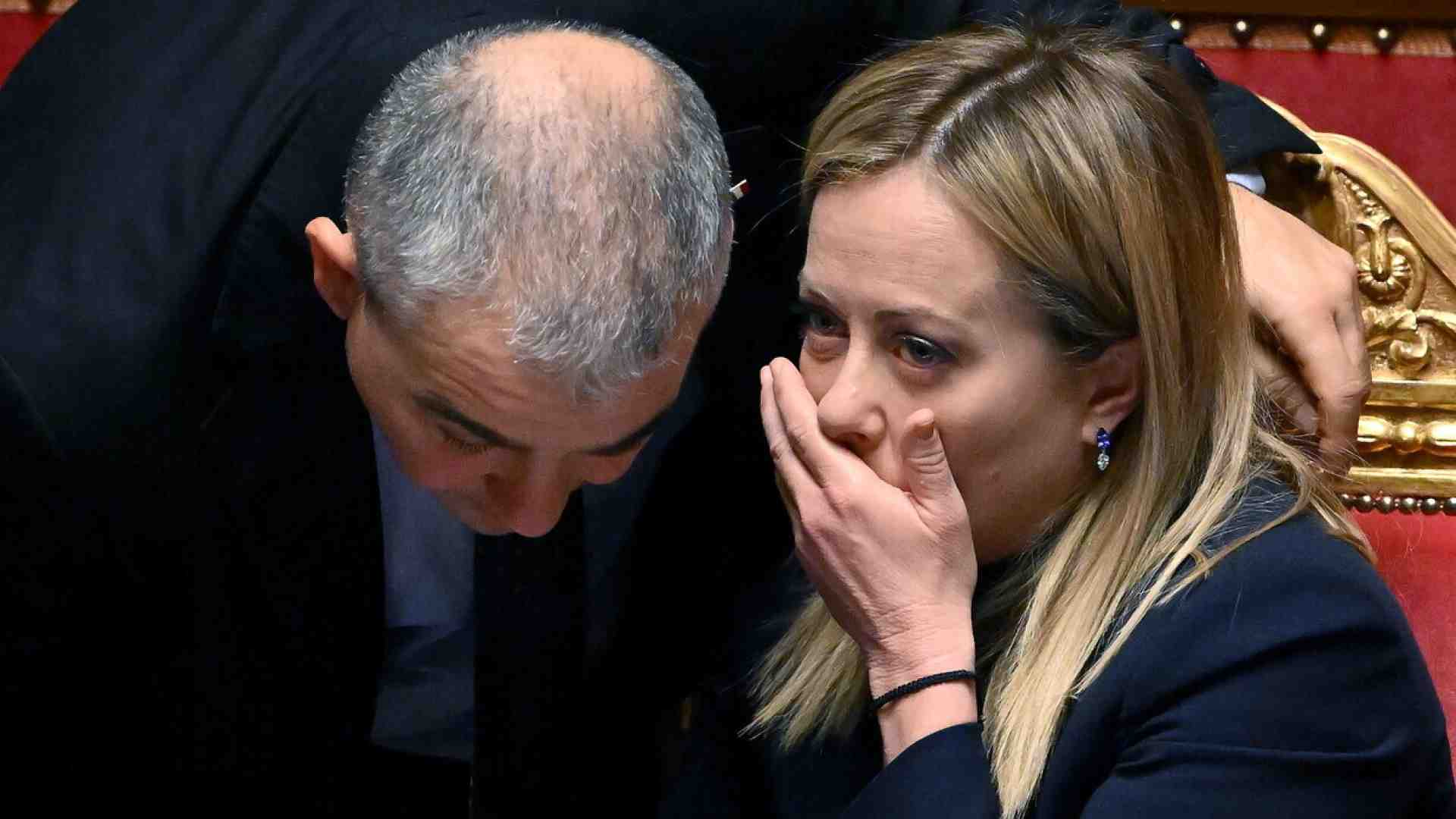 Immagine di Meloni riceve Costa: distensione dopo lo strappo Ue. E per il dopo Fitto deleghe pesanti a Fazzolari