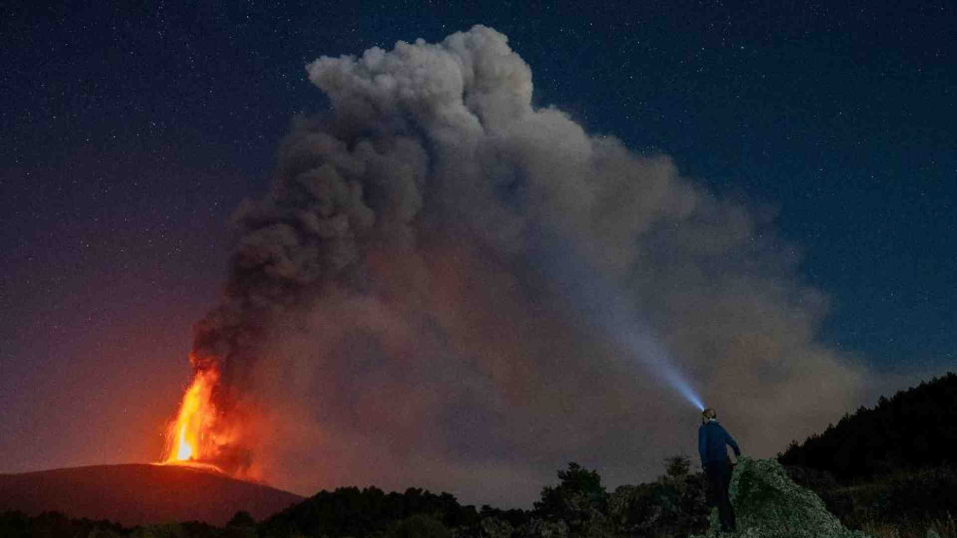 Immagine di Nuova allerta per l'Etna: sospesi i voli, piove cenere su Catania