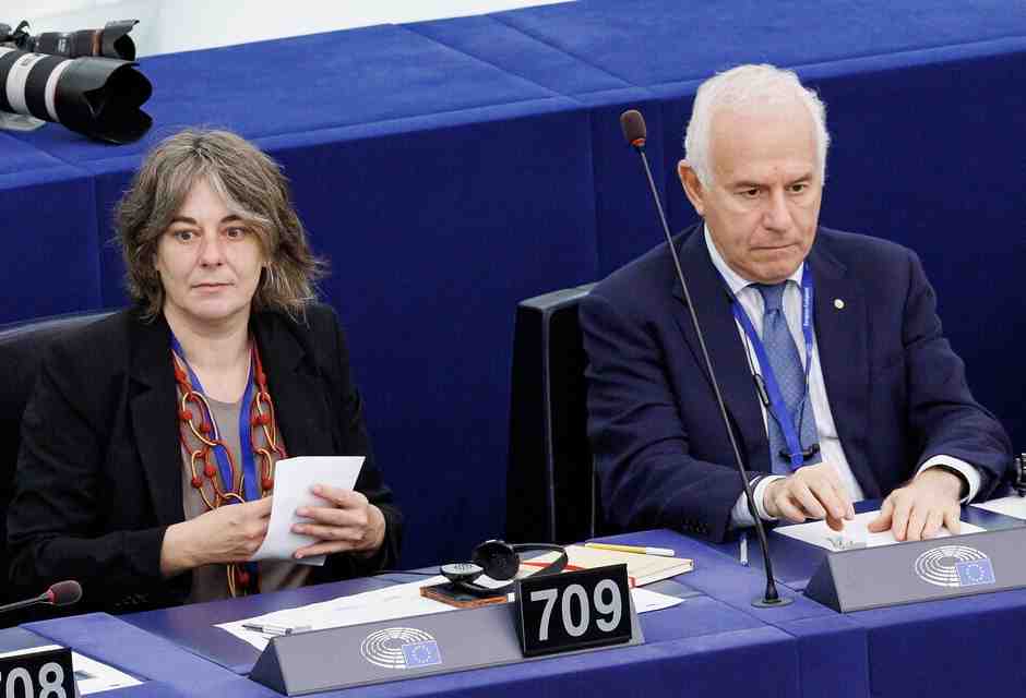 Cecilia Strada e Marco Tarquinio al Parlamento europeo (Roberto Monaldo/LaPresse)<br />