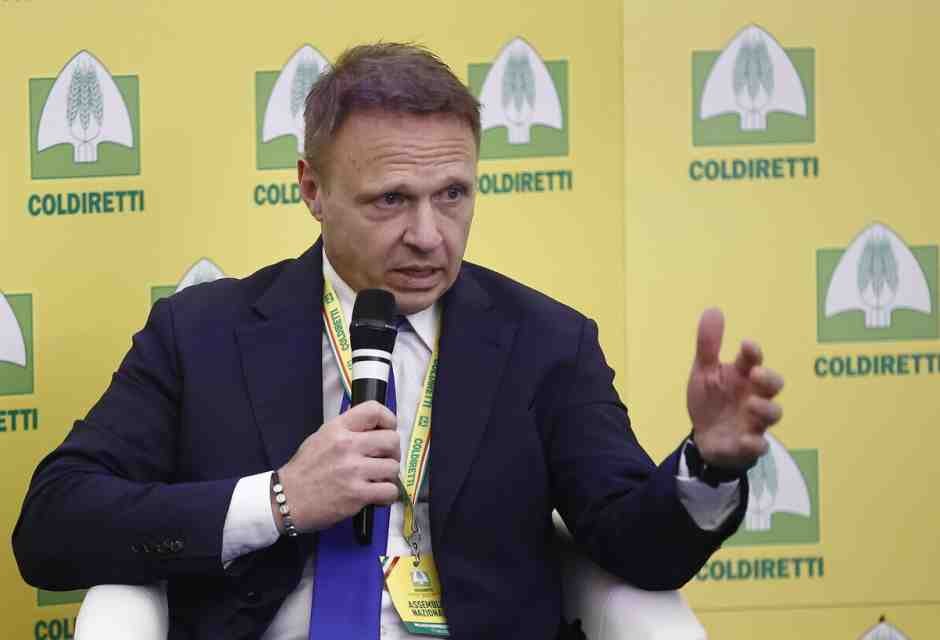La faida e la figuraccia italiana degli agricoltori a Bruxelles. Lollobrigida: "Prevalga l'armonia"