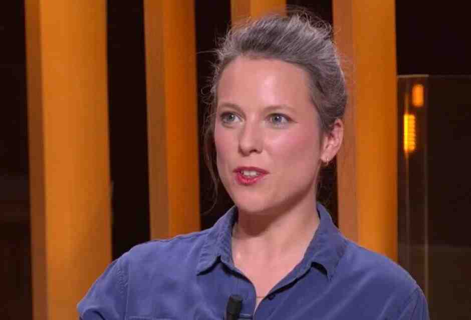 Lucie Castets nel 2022, sul set di &ldquo;C ce soir&rdquo;. Screenshot da France5&nbsp;<br />