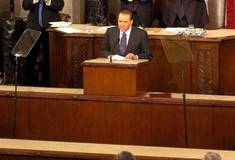 L'allora presidente del Consiglio Silvio Berlusconi parla davanti al Congresso Usa, a Washington, nel marzo 2006 (foto Ansa)