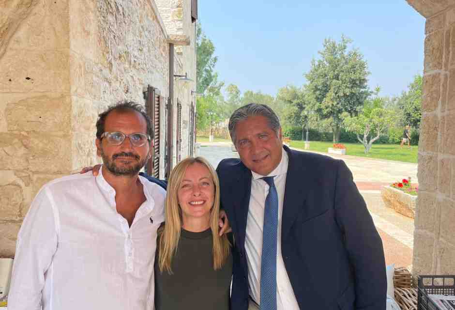 Meloni e le ferie nell'amata Puglia: i problemi che seguiranno la premier in masseria
