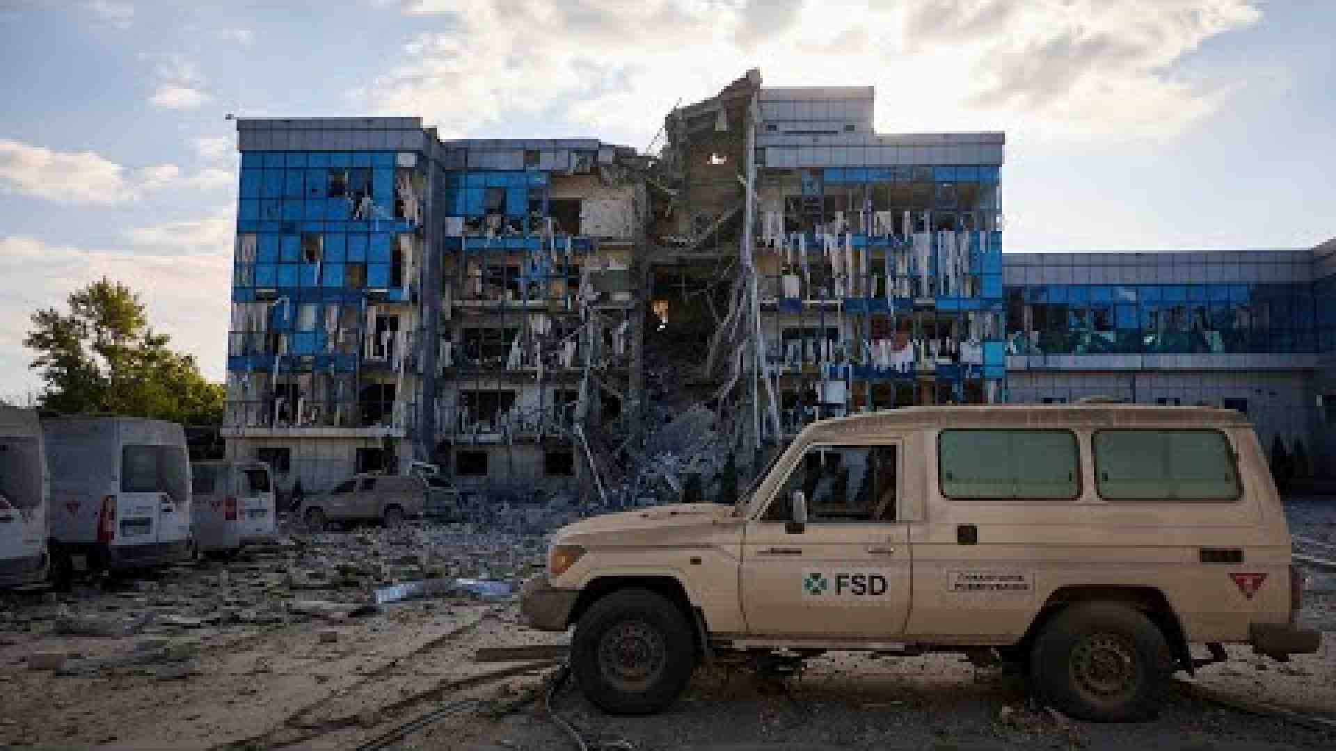Immagine di Missili russi sulla stazione e sui volontari delle Ong. L'ora buia di Kharkiv