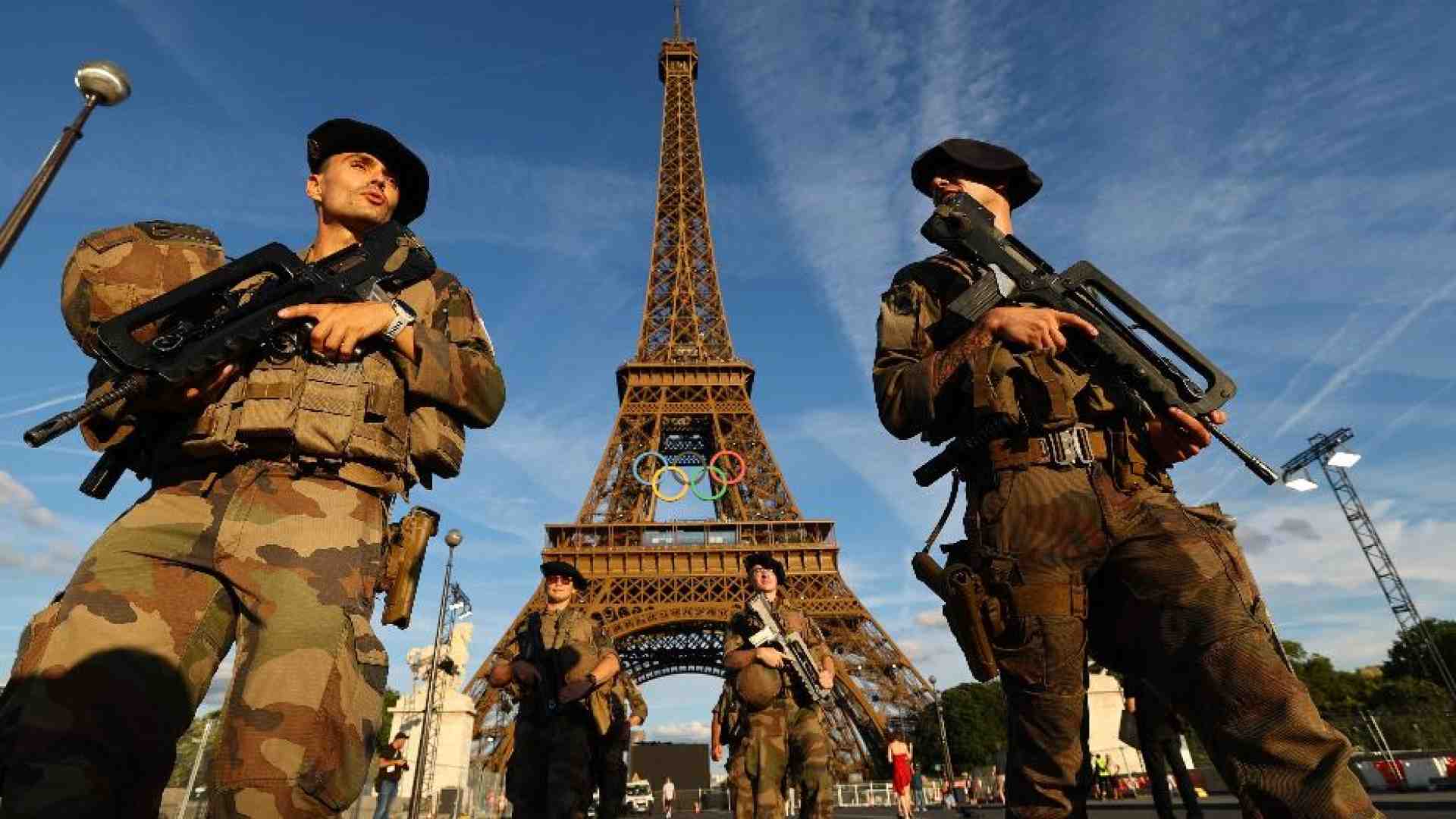 Immagine di Parigi divisa e blindata adesso gioca per unire