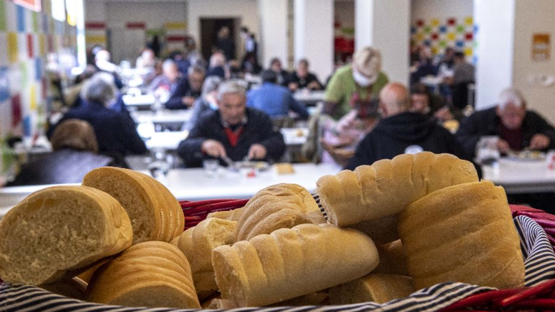Immagine di A Como c'è uno scontro sulla solidarietà: «Basta dare colazioni ai senzatetto»