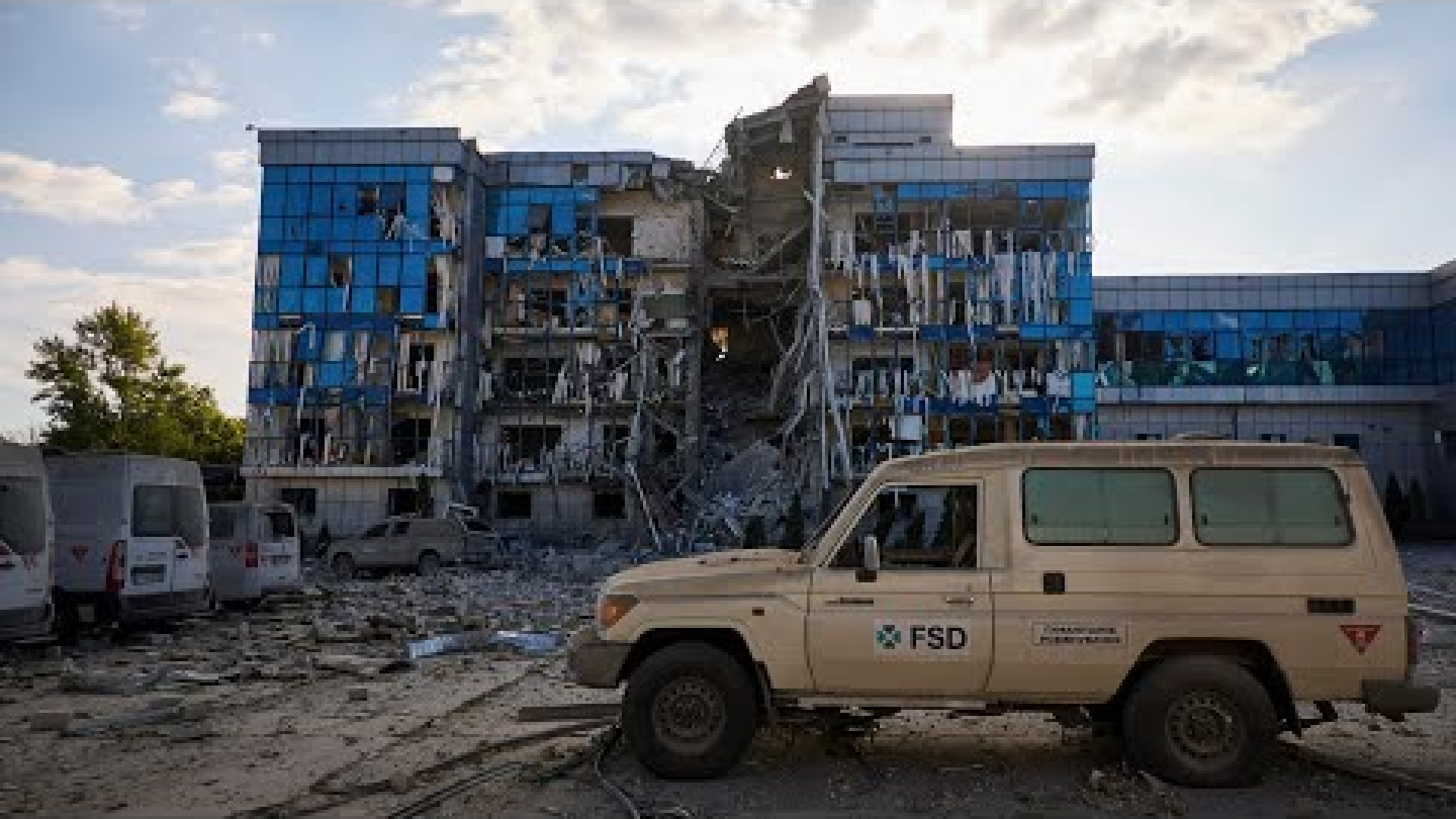 Immagine di Missili russi sulla stazione e sui volontari delle Ong. L'ora buia di Kharkiv