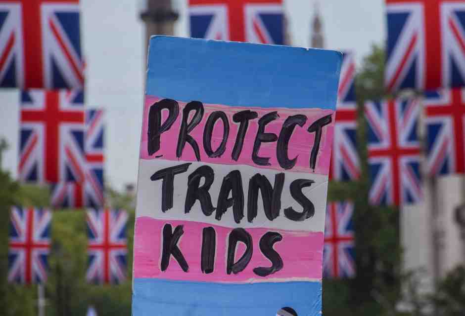 Un cartello "Protect Trans kids" al Trans Pride 2023 a Piccadilly Circus, Londra (Foto di Vuk Valcic/SOPA Images/LightRocket) <br />