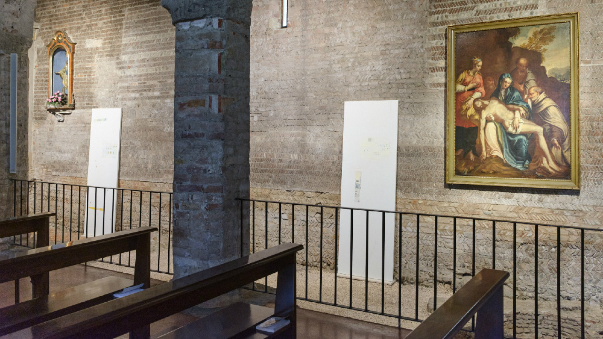 Immagine di «Biancore che raccoglie la luce che filtra in chiesa»