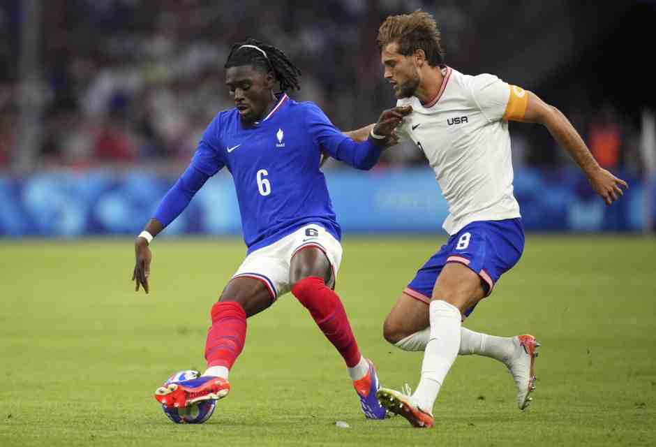 Tanner Tessmann (in maglia bianca) nella prima partita di Parigi 2024 della Nazionale americana contro quella francese (foto Ap, via LaPresse)