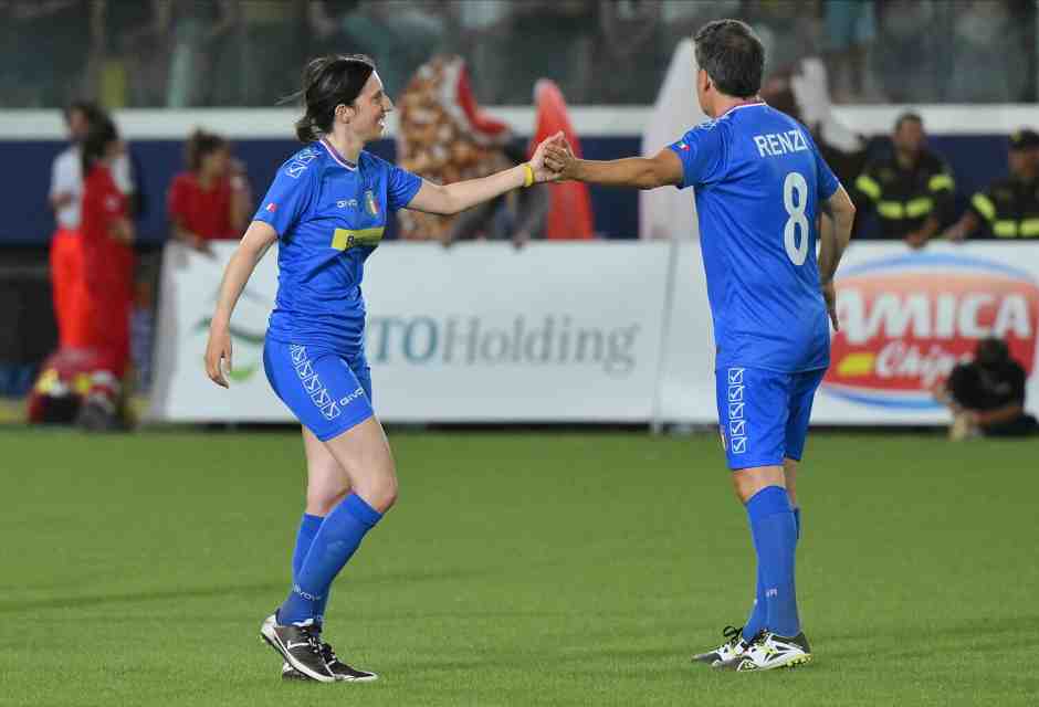 Schlein, calcio e Borsa: dopo l'abbraccio con Renzi un tour di ascolto della finanza a Milano