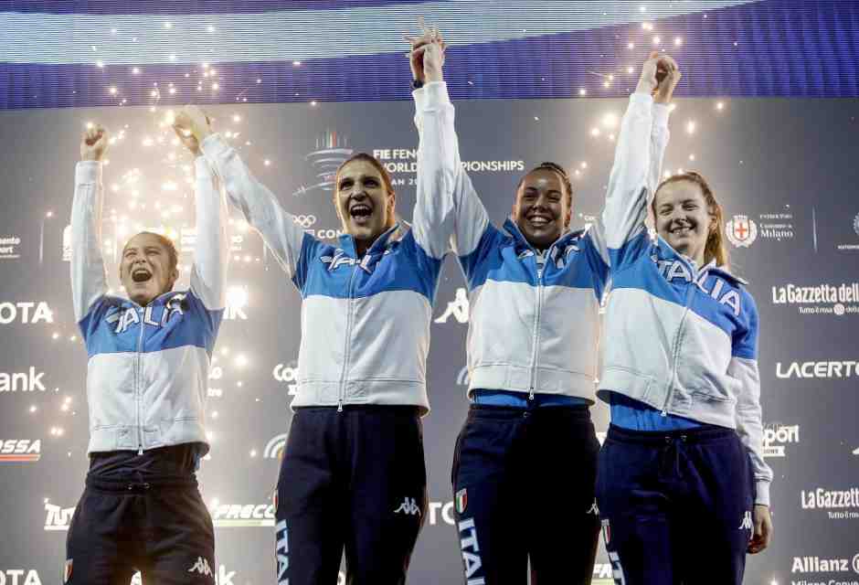 Alice Volpi, Arianna Errigo, Francesca Palumbo e Martina Favaretto festeggiano il titolo mondiale di fioretto femminile a squadre a Milano 2023 (Foto Ansa/ Mourad Balti Touati)