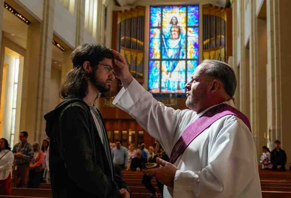 Il mercoled&igrave; delle ceneri del 2024 nella cattedrale del sacro Cuore a Houston, Texas (Raquel Natalicchio/Houston Chronicle via Getty Images)<br />