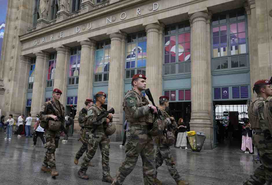 Soldati di pattuglia fuori dalla Gare du Nord di Parigi, venerdì 26 luglio 2024 (AP Photo/Mark Baker) <br />