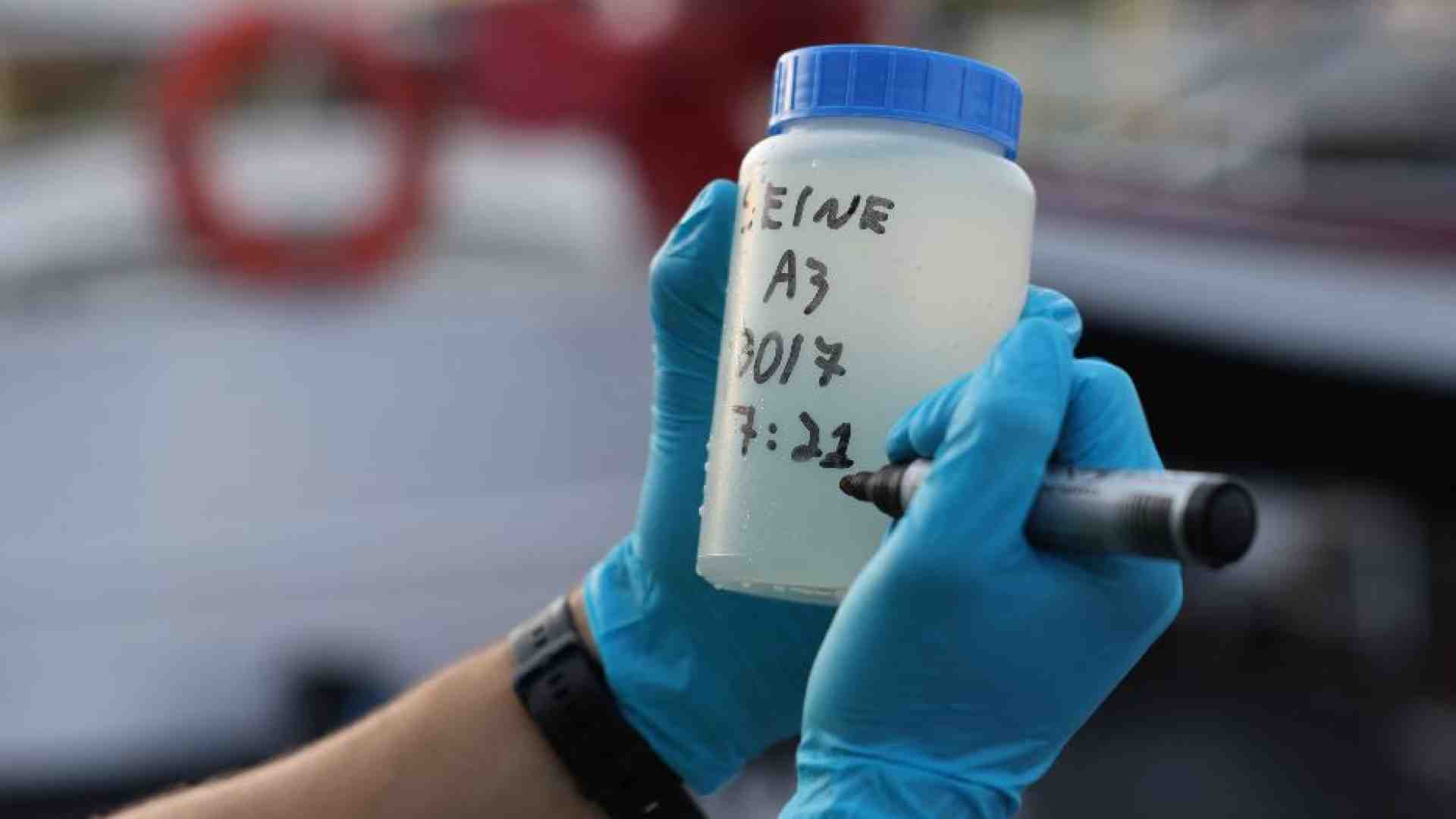 Immagine di Parigi appesa alla Senna: l'acqua sporca per ora impedisce le gare