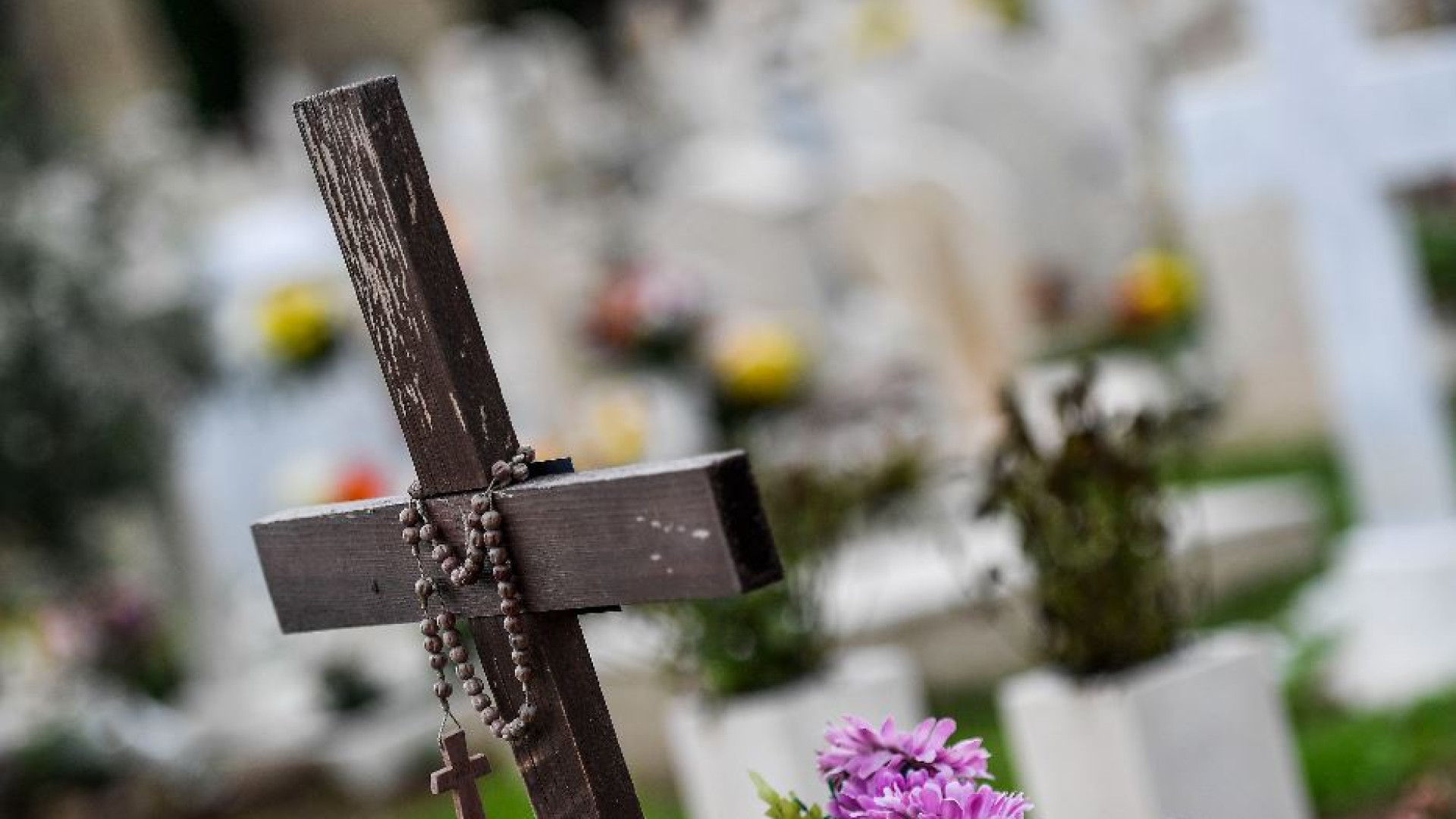 Immagine di Preghiera per un defunto: il rosario sta prendendo il posto del funerale?