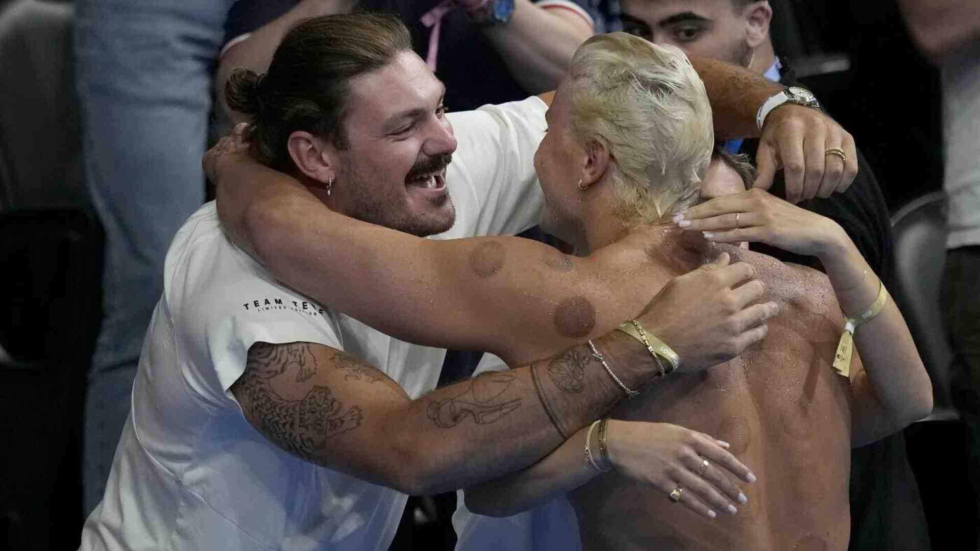 Immagine di Parigi 2024 è un trionfo di abbracci. La fortuna di condividerli con un nuotatore