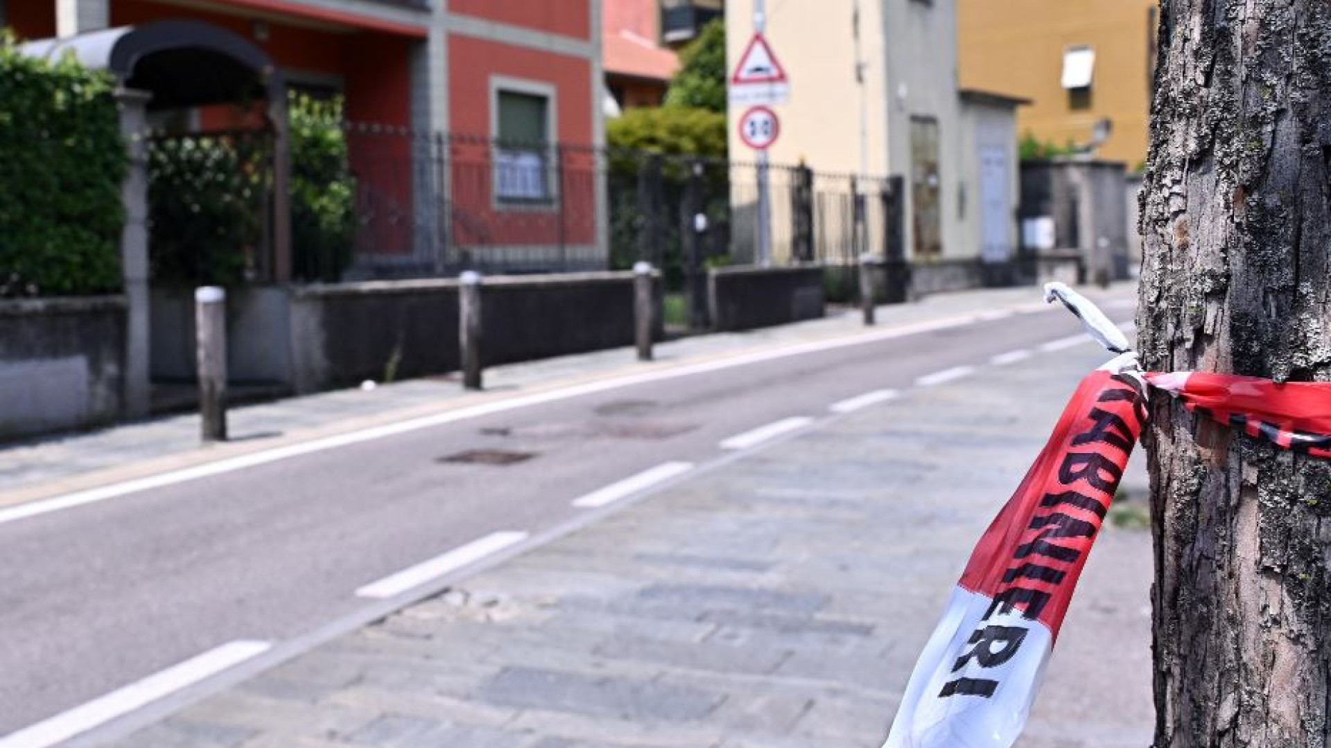 Immagine di Giovane donna uccisa in strada a Bergamo: «Aiuto, mi accoltellano»