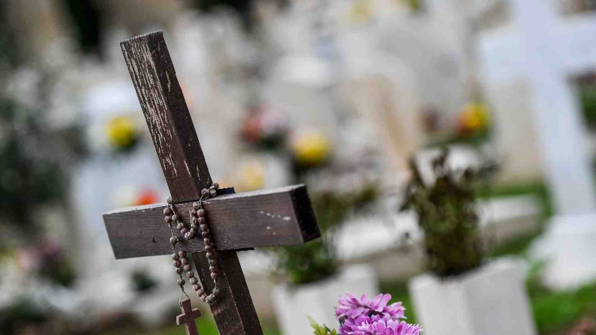 Immagine di Preghiera per un defunto: il rosario sta prendendo il posto del funerale?