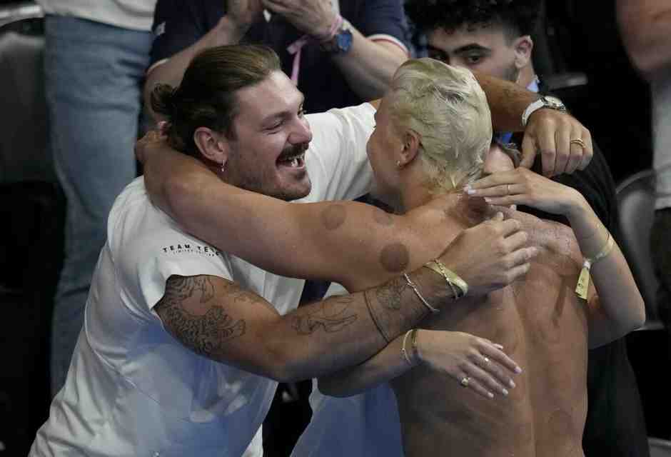 Nicol&ograve; Martinenghi dopo aver vinto l'oro olimpico sui 100 rana (foto Ap, via LaPresse)<br />