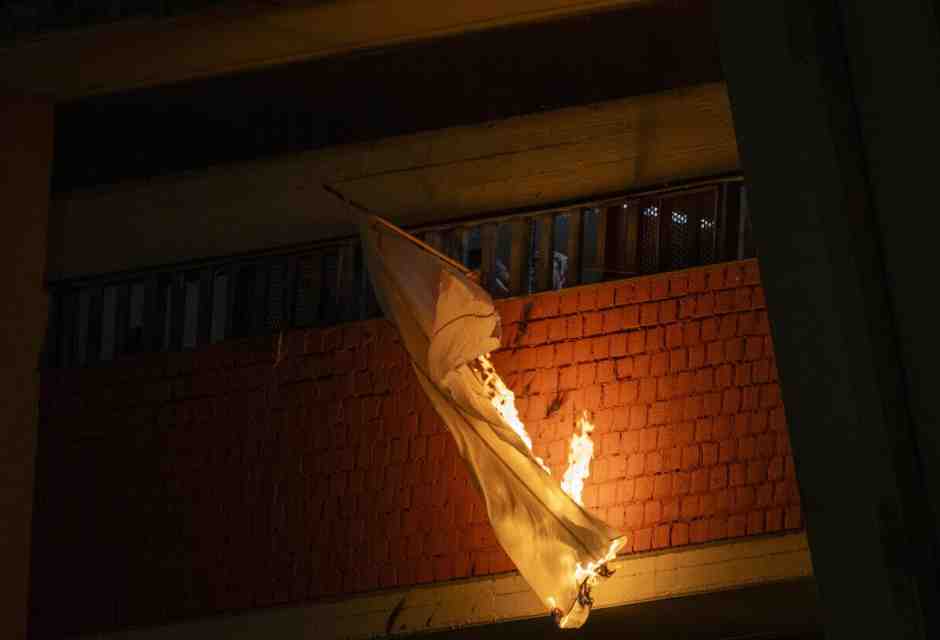 <span style="color: rgb(46, 45, 45); font-family: Arial, Helvetica, sans-serif;">Le fiamme appiccate dai detenuti di Sollicciano per protestare per il suicidio di un recluso ventenne il 5 Luglio 2024</span> Foto Ansa