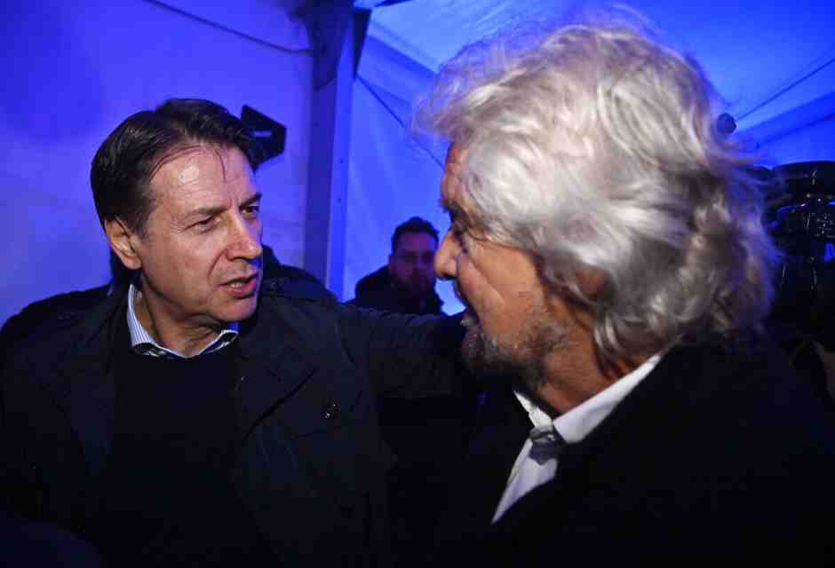 Il comico duello tra Conte e Grillo