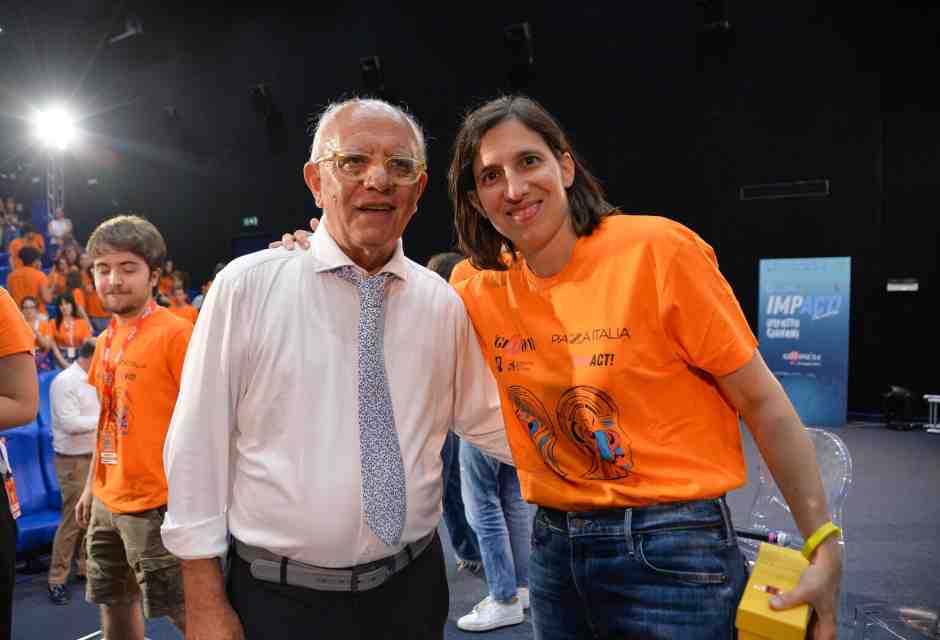 La segretaria dem Elly Schlein e il fondatore e direttore del Giffoni Film Festival Claudio Gubitosi il 26 luglio 2024(Ansa/ Massimo Pica)&nbsp;<br />