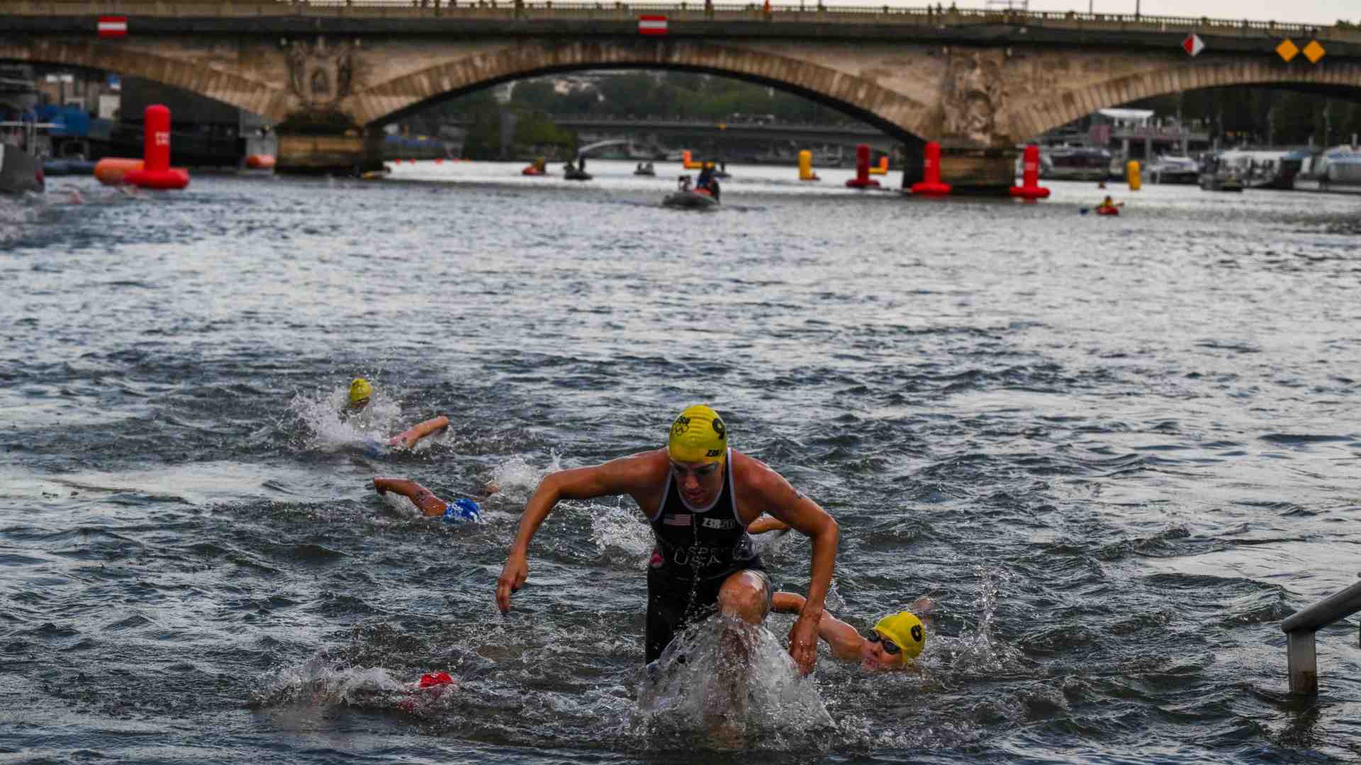 Immagine di Il triathlon alla fine si tuffa ed esce indenne dalla Senna