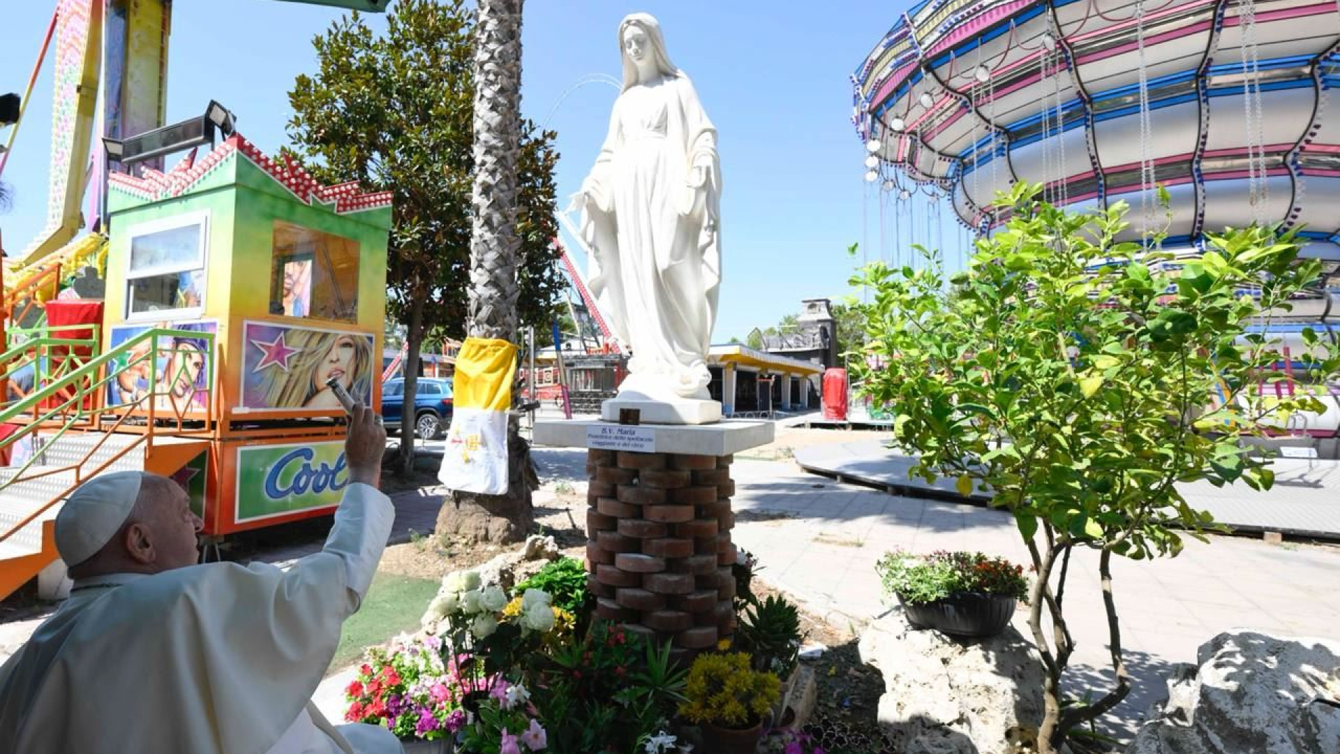 Immagine di Il Papa è andato a incontrare i giostrai di Ostia insieme a suor Geneviève