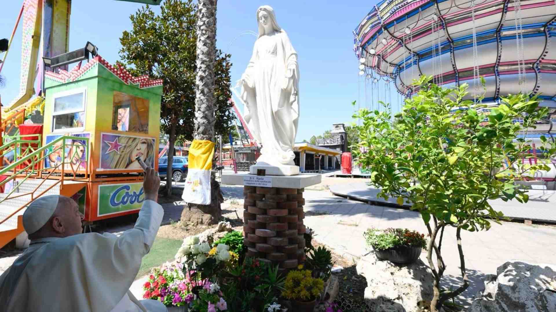 Immagine di Il Papa è andato a incontrare i giostrai di Ostia insieme a suor Geneviève