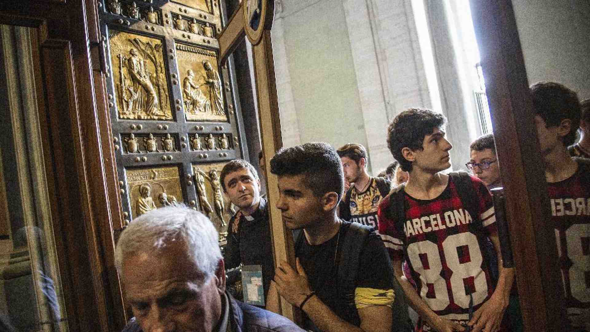 Immagine di Porte Sante solo a San Pietro, nelle 3 basiliche papali e in un carcere