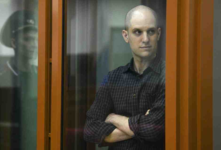 Evan Gershkovich in una cella del tribunale russo che l'ha condannato a 16 anni per spionaggio (LaPresse) <br />