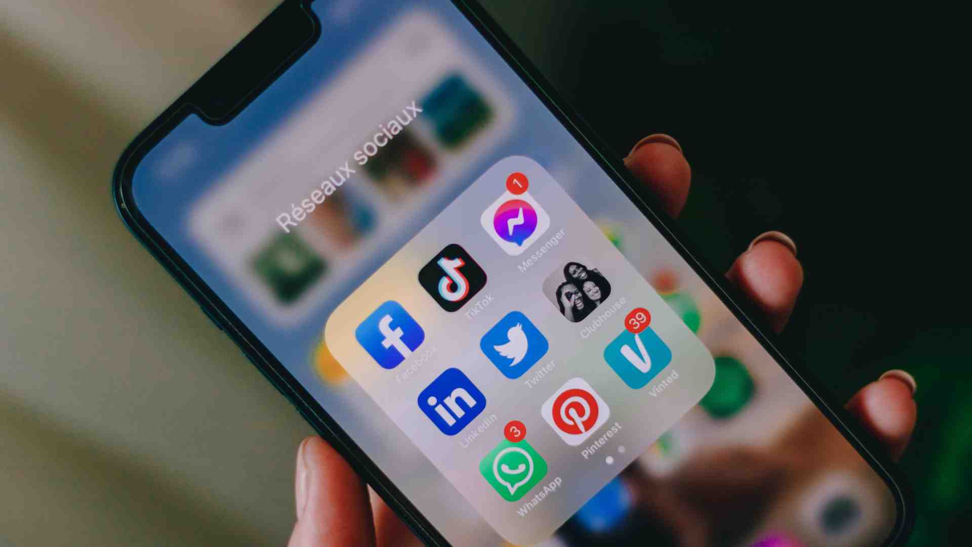 Immagine di I social una volta alleviavano, ora fanno peggio. L'estate ha ufficialmente stancato