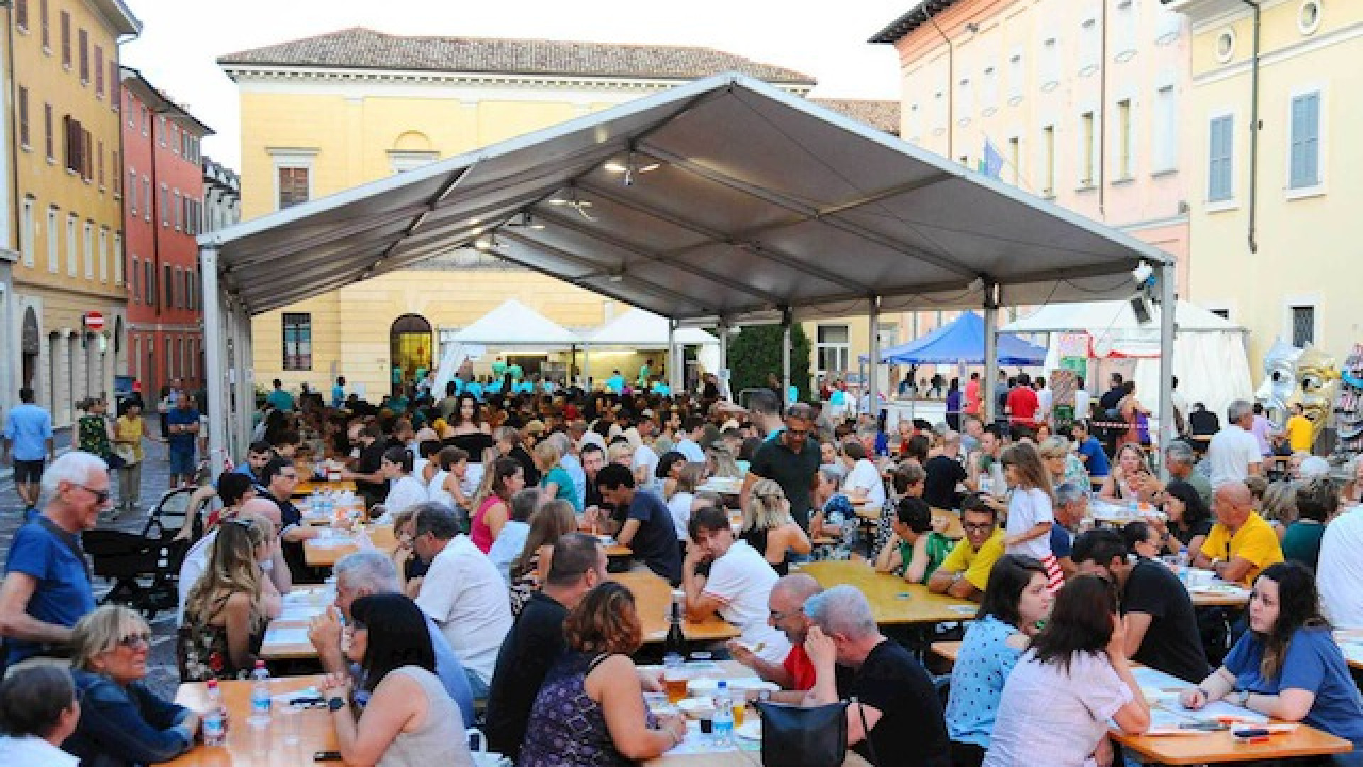 Immagine di Cucina e ambiente. Tortellata in piazza
