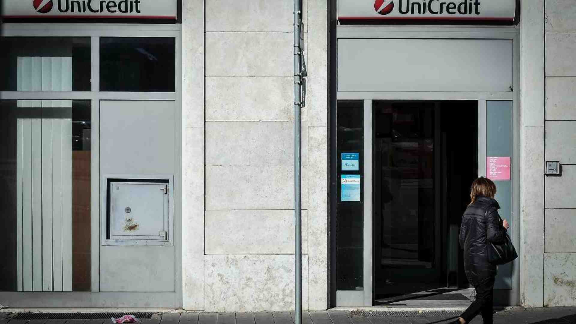 Immagine di Bufera politica e in Borsa per la voce (smentita) di una tassa sulle banche