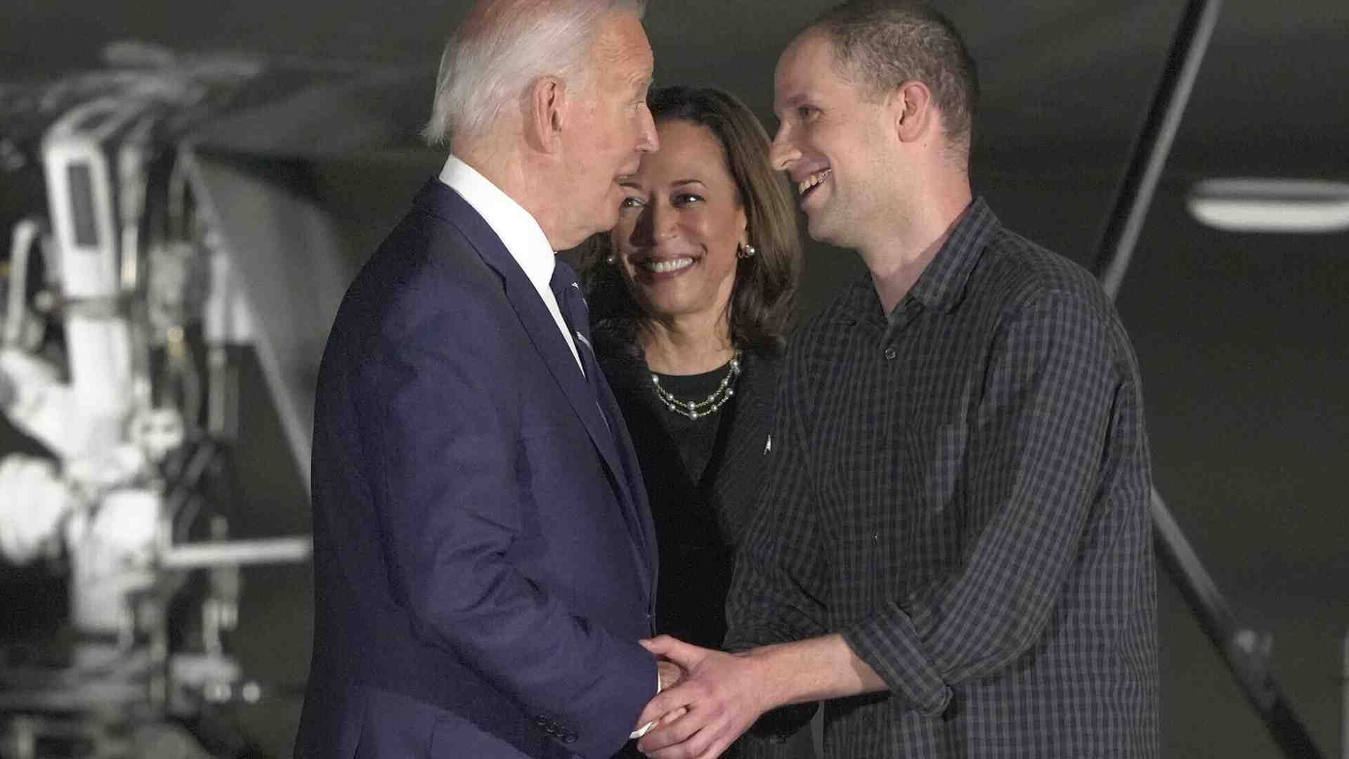 Immagine di Biden e Harris accolgono i prigionieri rientrati negli Stati Uniti dopo il maxi scambio con la Russia