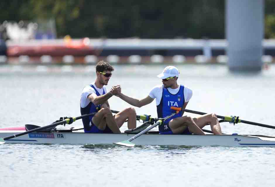 Stefano Oppo e Gabriel Soares dopo l'arrivo della gara del due di doppio a Parigi 2024 (foto Ap, via LaPresse)