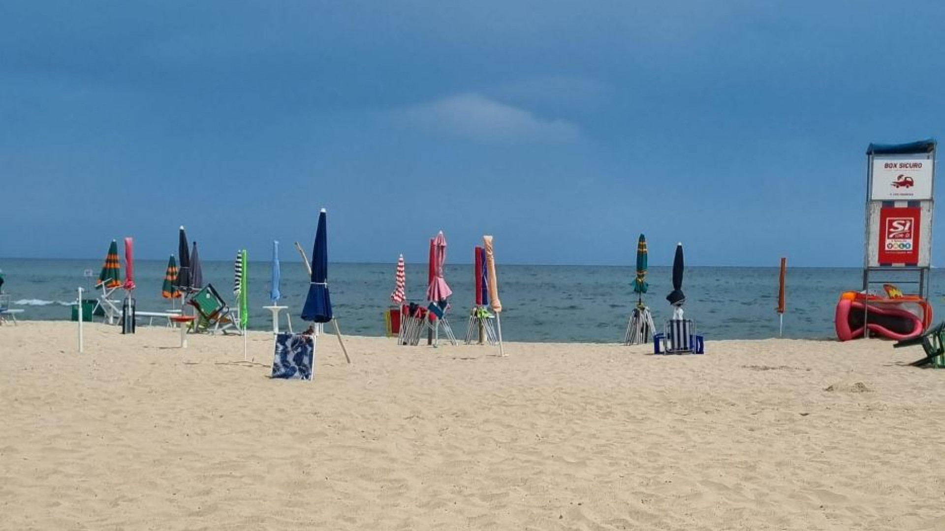 Immagine di Fulmine in spiaggia: tre donne ferite, una è grave. Un morto a Salerno