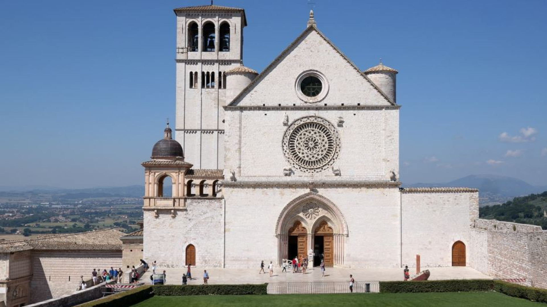 Immagine di Su Rai 3 un agosto "In cammino" verso i territori dello spirito