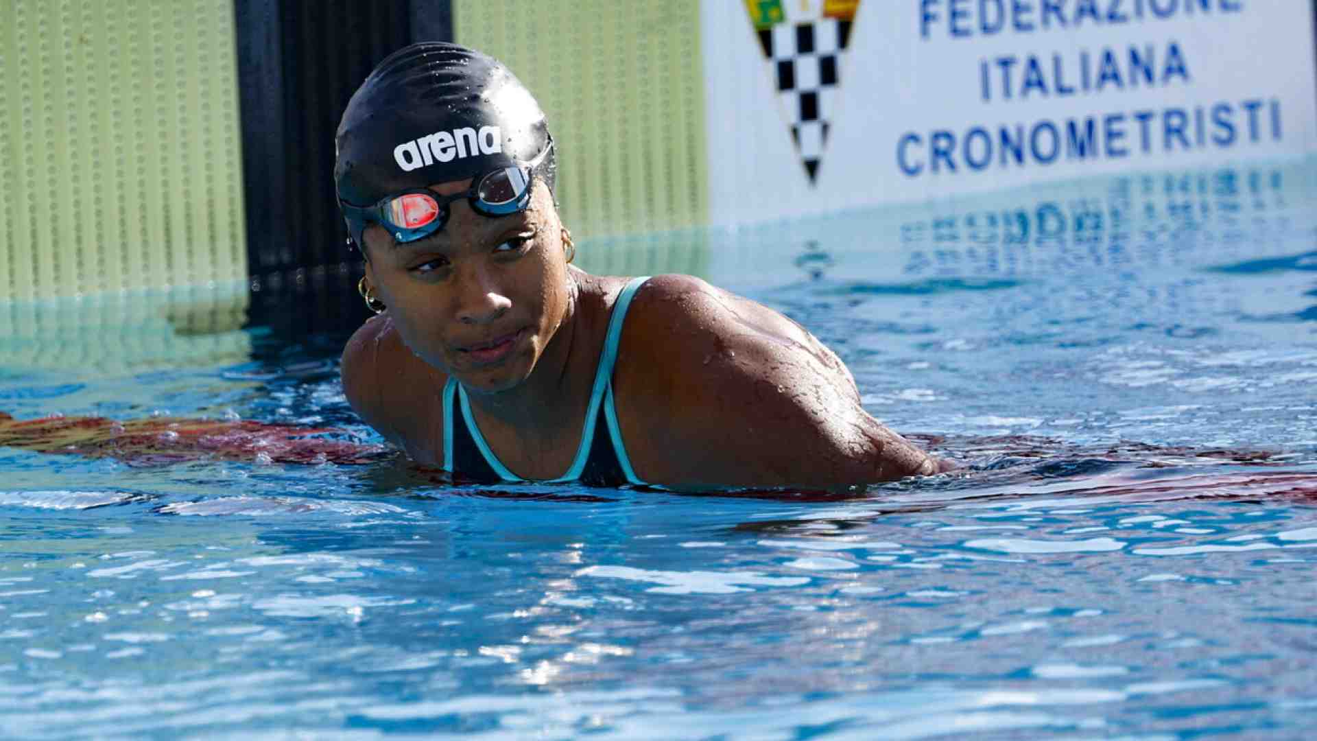 Immagine di Sara e Sarah. Curtis debutta nei 50 stile libero della regina Sjöström: “Alle Olimpiadi può succedere di tutto”