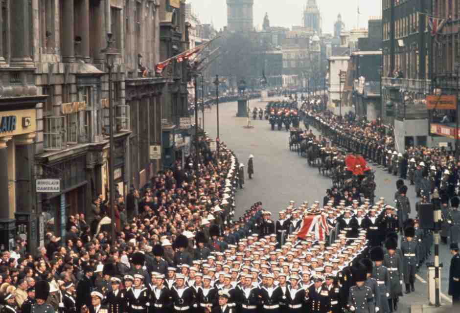 Il feretro di Winston Churchill percorre le vie di Londra. E&rsquo; il 30 gennaio del 1965 (Fox Photos/Hulton Archive/Getty Images)&nbsp;<br />