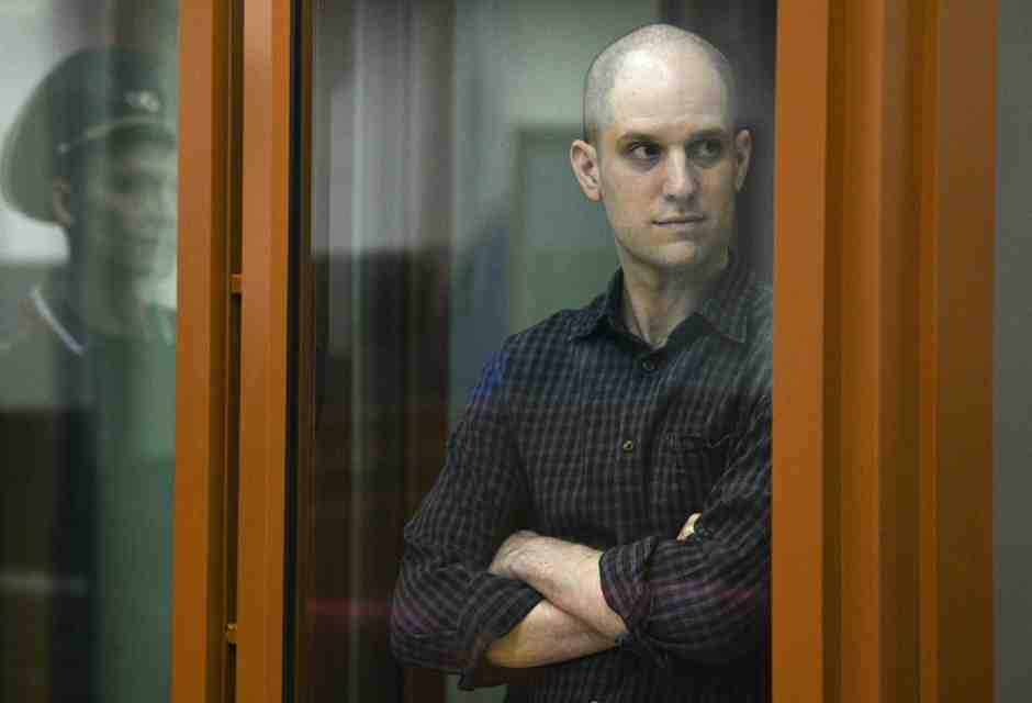Evan Gershkovich in una cella del tribunale russo che l'ha condannato a 16 anni per spionaggio (LaPresse) 