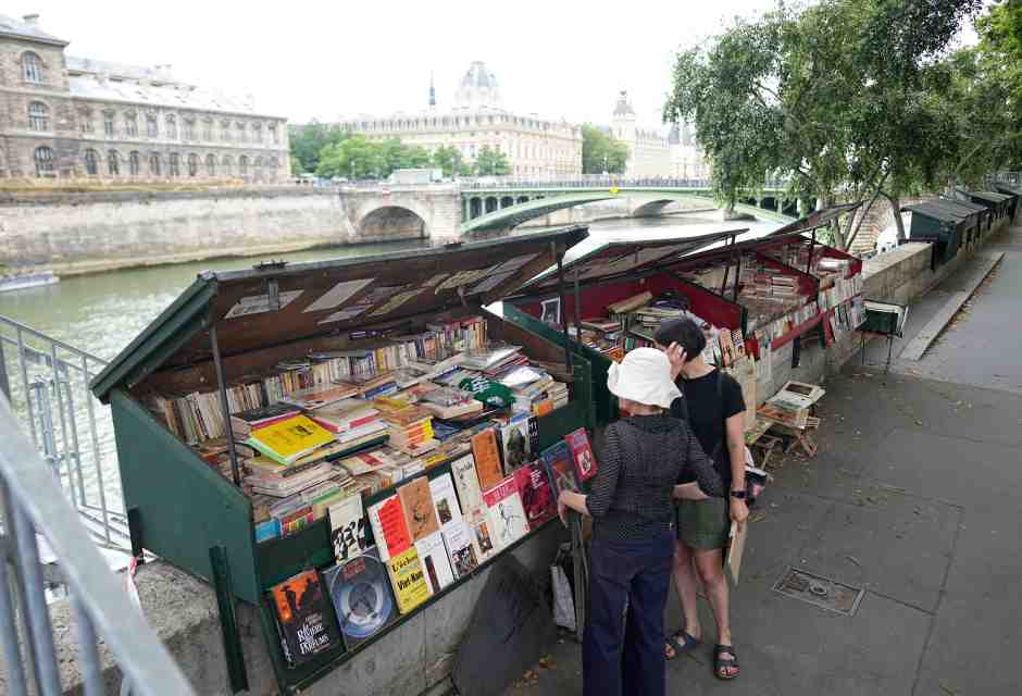 Un bouquinistes lungo la Senna a Parigi - foto via Getty Images