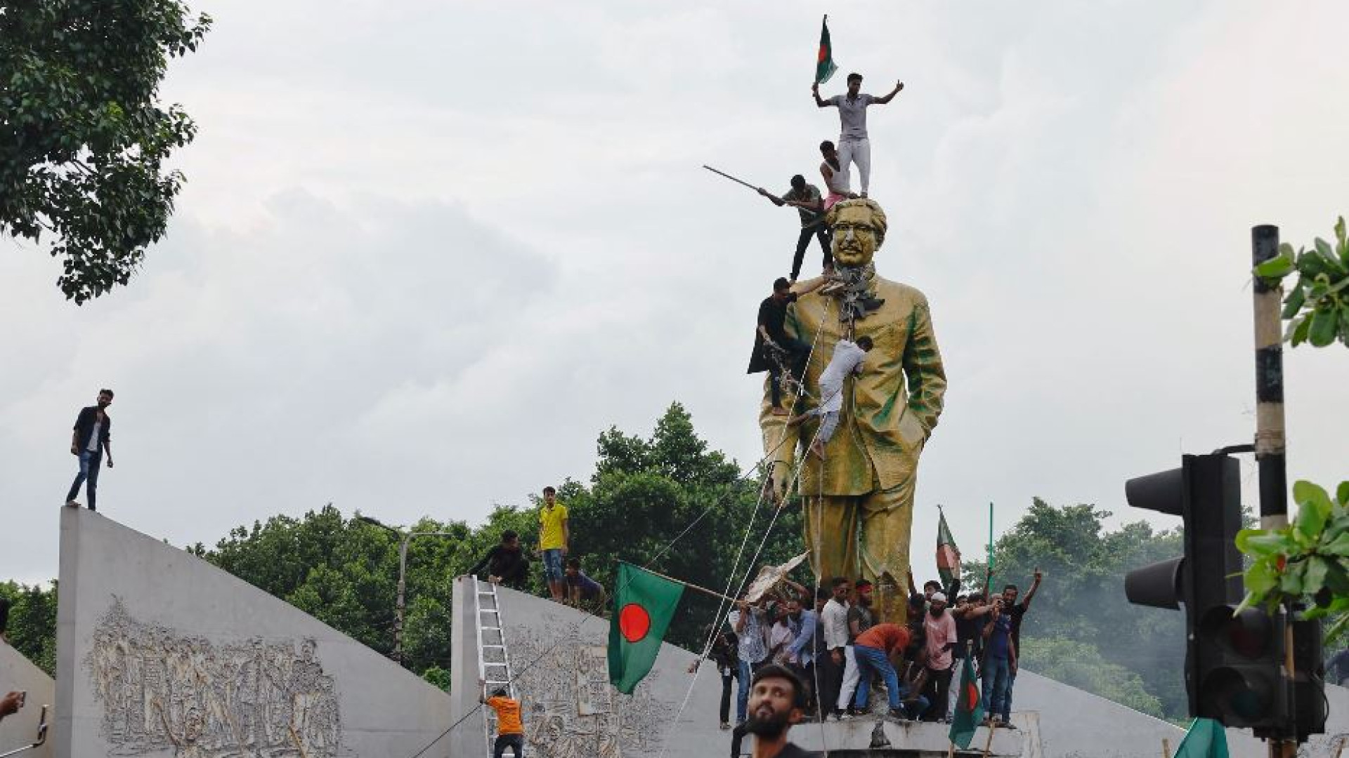 Immagine di Bangladesh, l'esercito toglie il coprifuoco e riapre le scuole