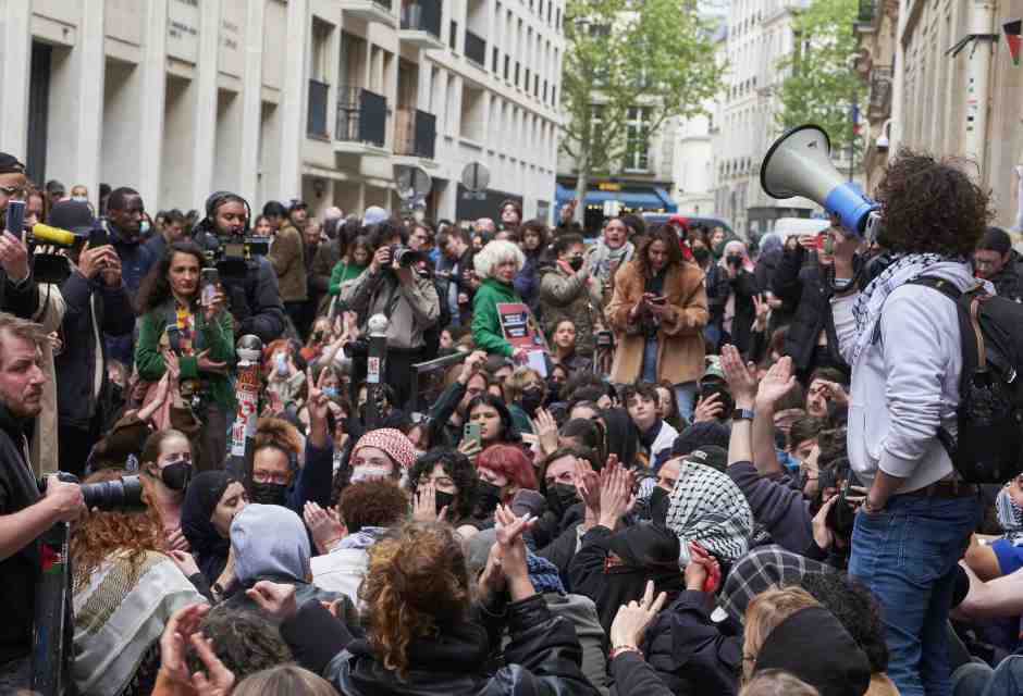 Le proteste alla Science Po a Parigi - foto via Getty Images