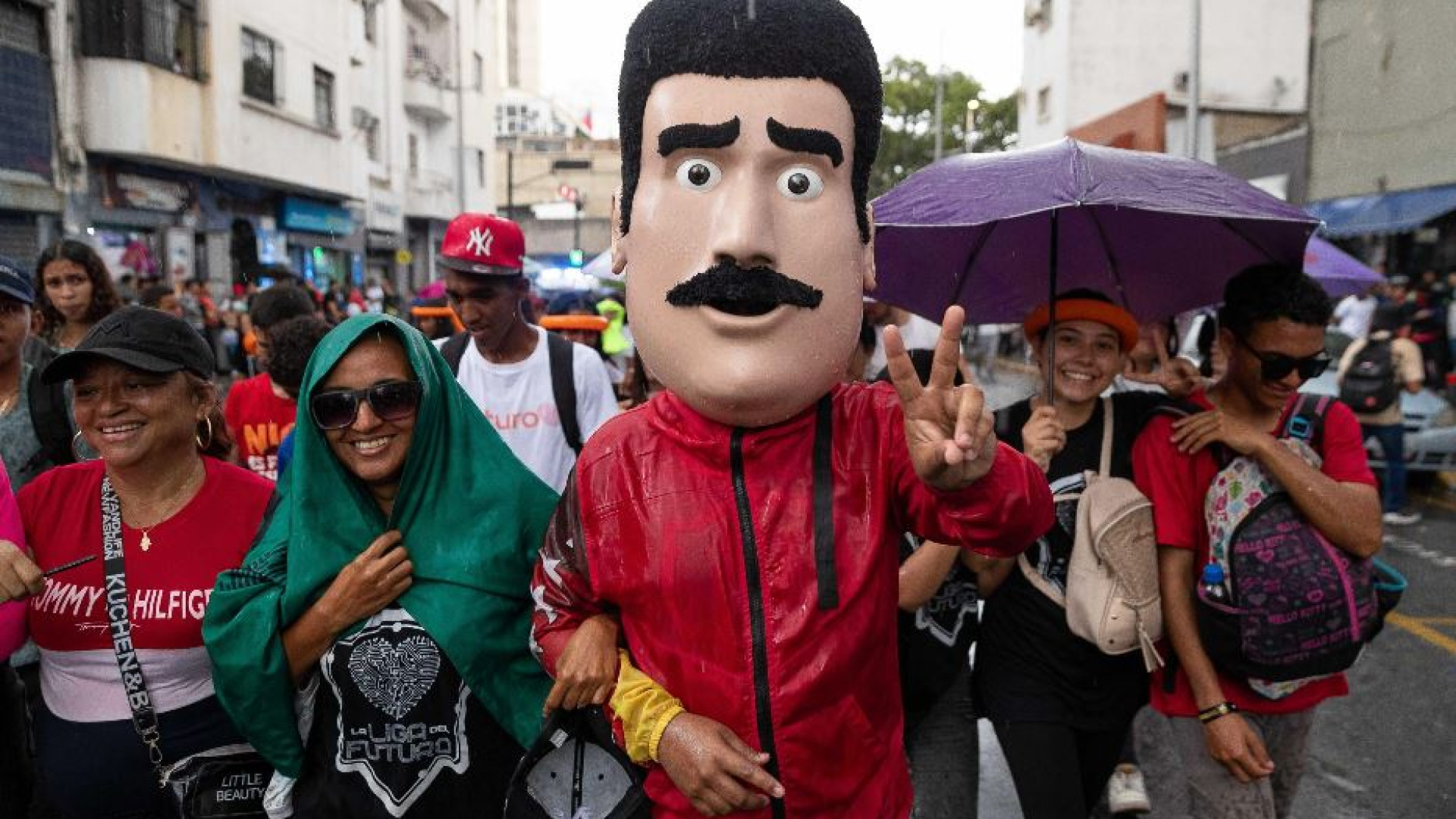 Immagine di Maduro attacca anche WhatsApp: strumento «usato dai fascisti»