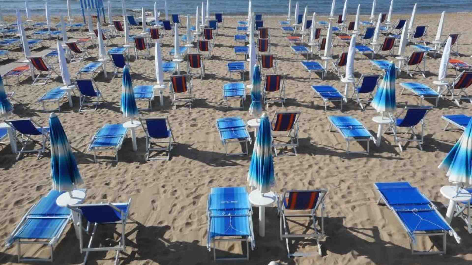 Immagine di Lo sciopero dell’ombrellone. Fdl: «Indennizzi a chi ha investito»