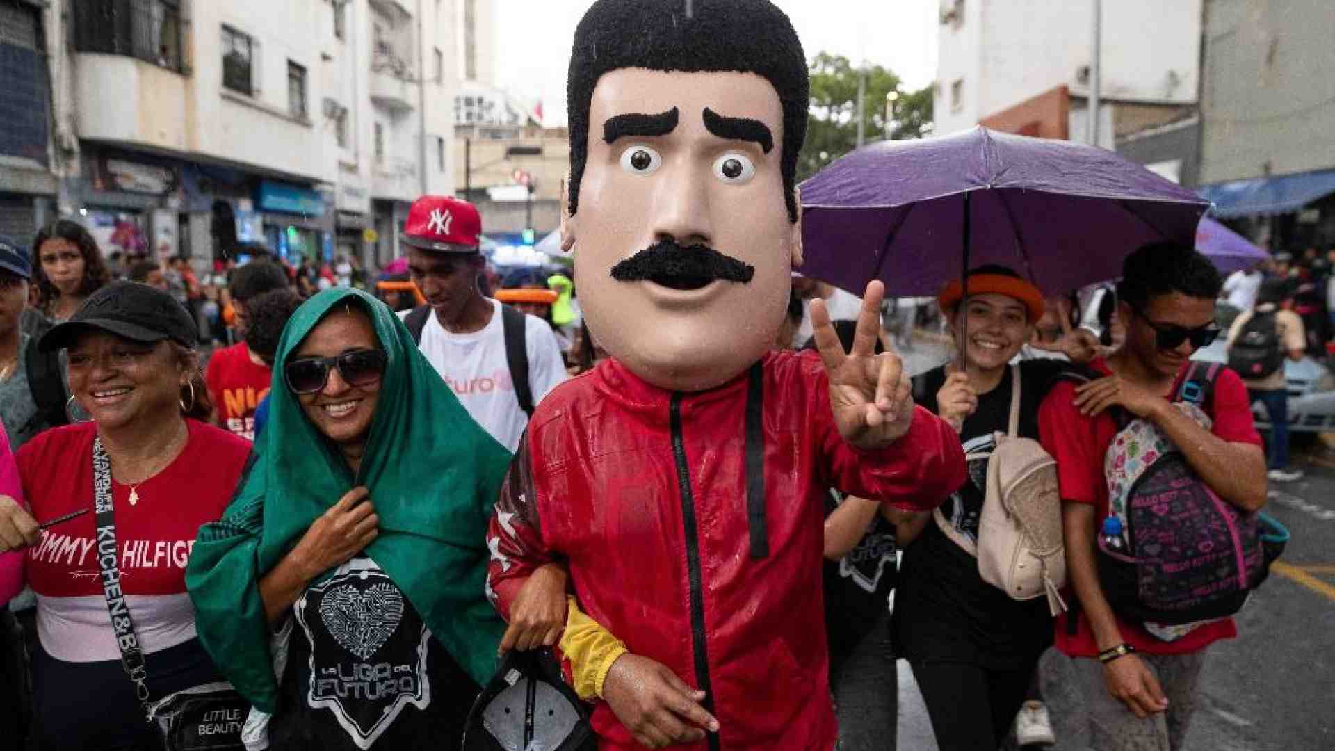Immagine di Maduro attacca anche WhatsApp: strumento «usato dai fascisti»