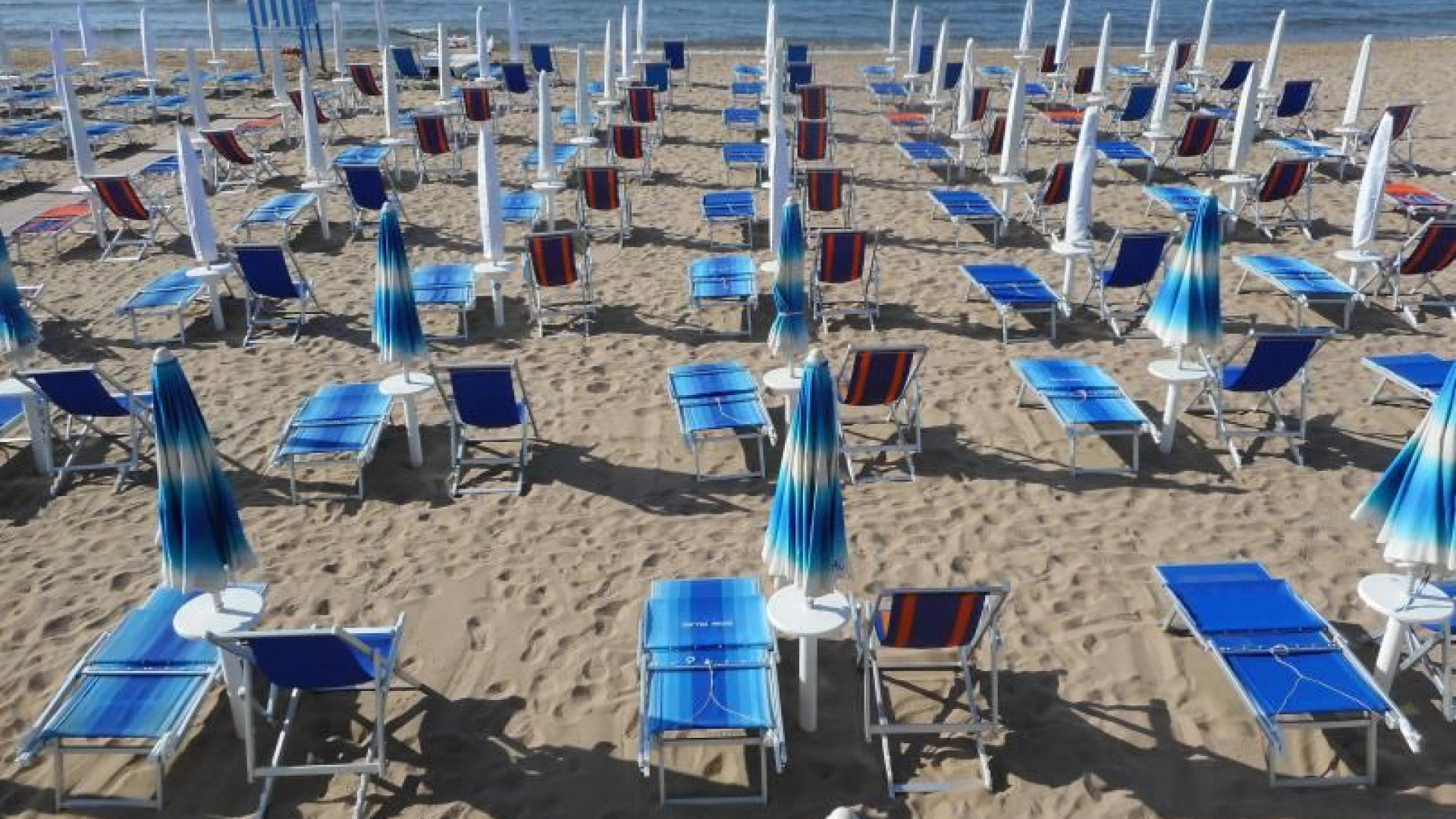 Immagine di Lo sciopero dell’ombrellone. Fdl: «Indennizzi a chi ha investito»